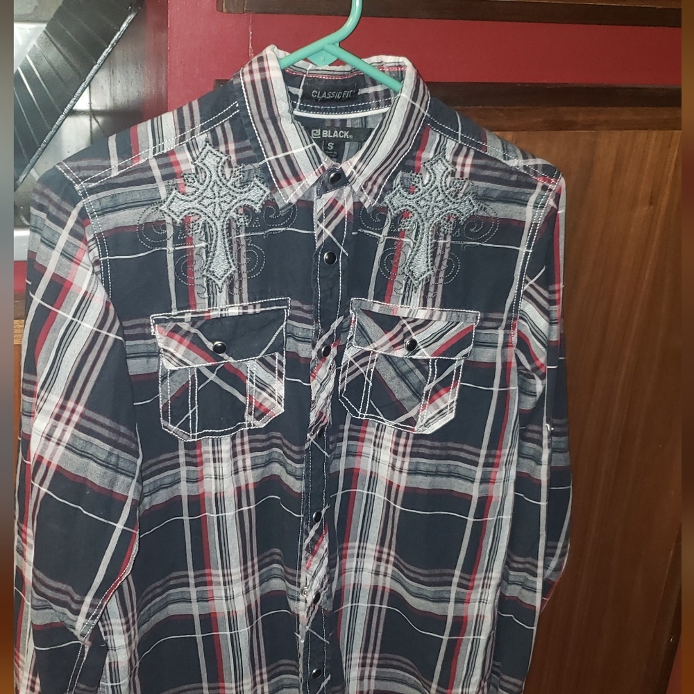 snap closure plaid long sleeve embroidery Cross decal  ✝️ boys size small